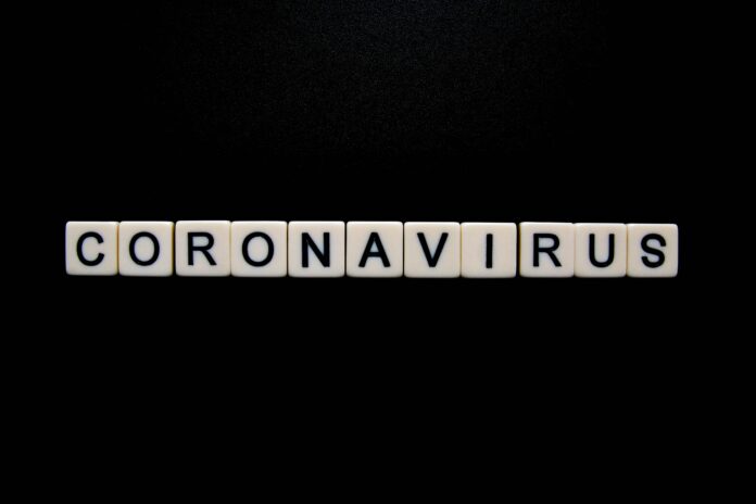 Cubes de lettres formant le mot coronavirus