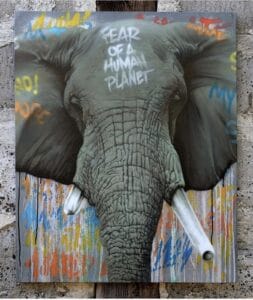 Oeuvre d'art représentant un éléphant avec un graffiti sur le front disant "fear of human planet"