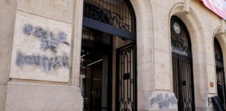 L'entrée principale de Science Po Paris recouverte de tags antisémites le 12 avril.