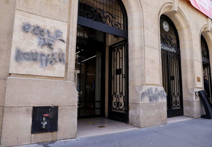 L'entrée principale de Science Po Paris recouverte de tags antisémites le 12 avril.