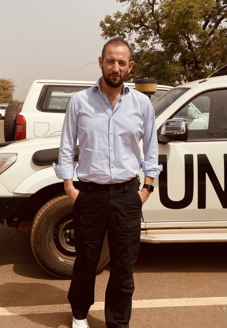 Johann Soufi devant une voiture des Nations Unies au Mali