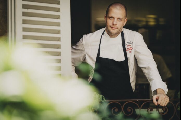 Le chef Florent Pietravalle du restaurant La Mirande à Avignon distingué par l'Étoile verte du Guide Michelin en 2021.