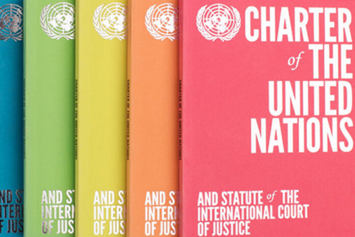 Plusieurs exemplaires de la Chartes des Nations Unies