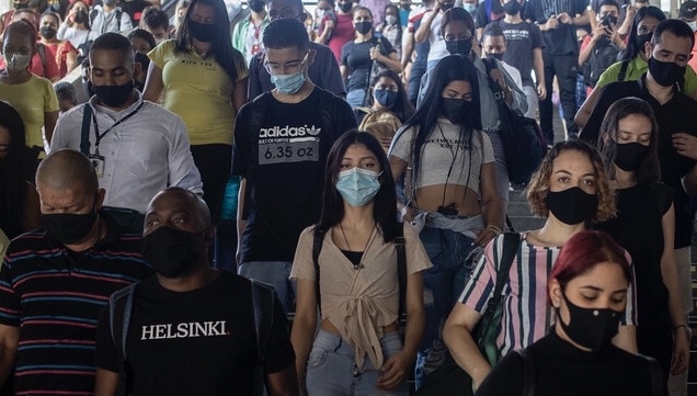 Des personnes portant des masques pour éviter la propagation du coronavirus lors de leurs déplacements en métro en Colombie dans le cadre de la pandémie de COVID-19.