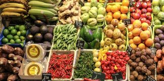 étal de marché avec fruits et légumes