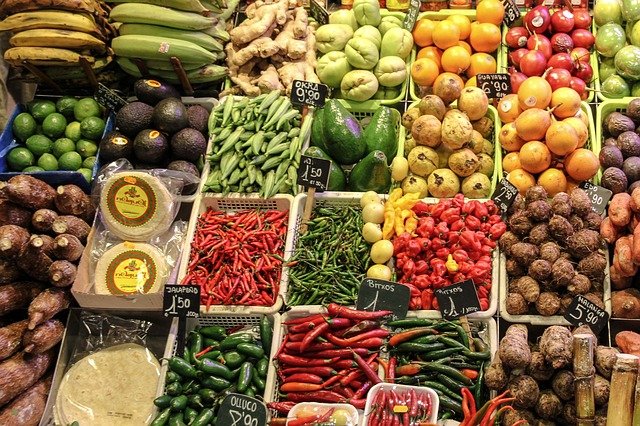 étal de marché avec fruits et légumes