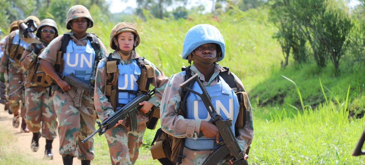 Des femmes soldats de la paix d'Afrique du Sud en patrouille en République démocratique du Congo.