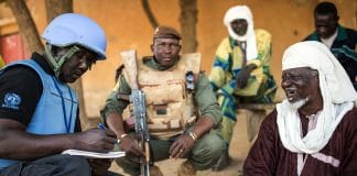 Des soldats de la paix de la MINUSMA parlent aux villageois de leurs difficultés à Gao, dans le nord-est du Mali (ONU)