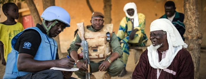 Des soldats de la paix de la MINUSMA parlent aux villageois de leurs difficultés à Gao, dans le nord-est du Mali (ONU)