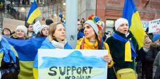 Manifestants pro Manifestants en bleu et jaune demandant de soutenir l'Ukraine