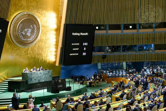 Assemblée générale de l'ONU au moment du vote demandant le retrait des troupes russes d'ukraine