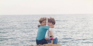 Marsel avec son frère Nidal en 1998, bord de mer, Syrie