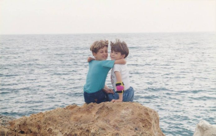 Marsel avec son frère Nidal en 1998, bord de mer, Syrie