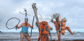 3 amis décident d'utiliser les déchets retrouvés dans les océans pour en faire des oeuvres d'art