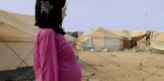Femme enceinte dans un camp de réfugiés