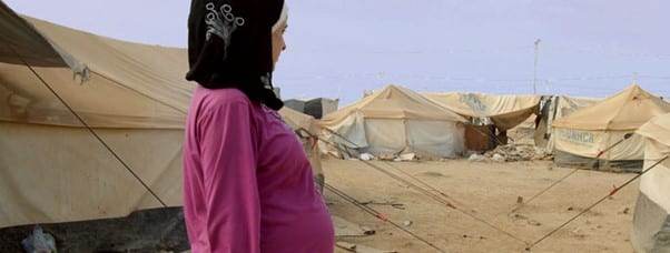 Femme enceinte dans un camp de réfugiés
