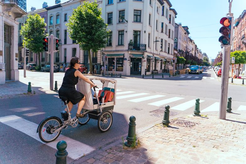 Une femme et un enfant sur un vélo à Bruxelles