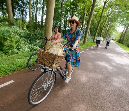 femme à vélo pendant la semaine de la mobilité