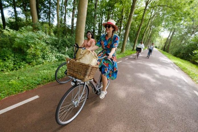 femme à vélo pendant la semaine de la mobilité
