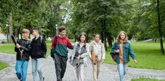 six adolescents qui marchent en riant.