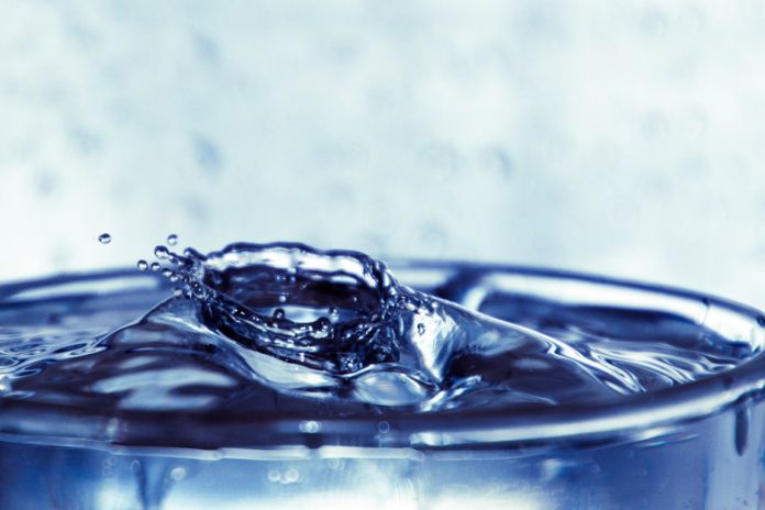 Image d'une goutte d'eau à la surface d'un verre