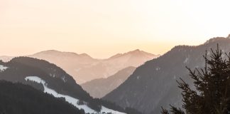 une photo des alpes françaises, au levé du jour