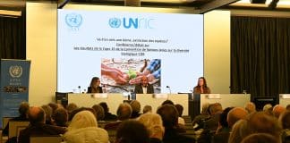 Conférence APNU/UNRIC sur les résultats de la COP15, les deux intervenants : représentant de l'UNEP et du WWF, et la directrice d'UNRIC assis derrière leur pupitre sur la scène face à l'audience.