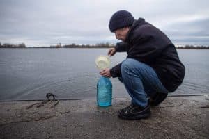 Un homme collecte de l'eau dans le fleuve Dnipro, à Kherson