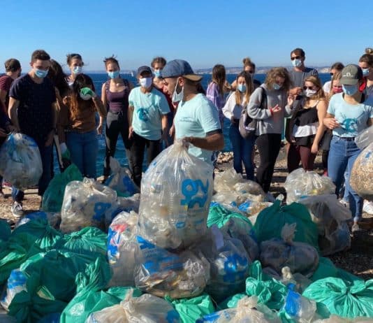 Des bénévoles ramassent des déchets sur la plage