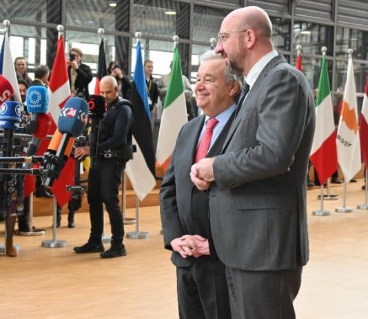 Le chef de l'ONU Antonio Guterres, avec Charles Michel, après une rencontre avec les membres du Conseil européen à Bruxelles