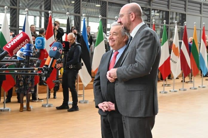 Le chef de l'ONU Antonio Guterres, avec Charles Michel, après une rencontre avec les membres du Conseil européen à Bruxelles