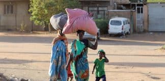 Deux femmes et un enfant fuient les combats au Soudan