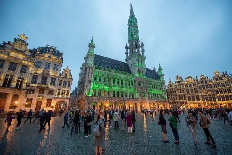 La Grand-Place de Bruxelles illuminée en vert pour la Journée mondiale de l'environnement.