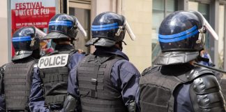 image de policiers français de dos après commentaires de l'ONU sur la mort de Nahel, à Nanterre