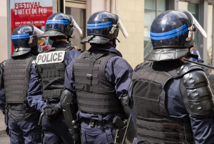 image de policiers français de dos après commentaires de l'ONU sur la mort de Nahel, à Nanterre