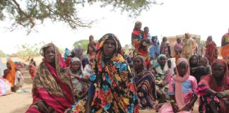 femmes réfugiées arrivant au Tchad après avoir fui le Soudan