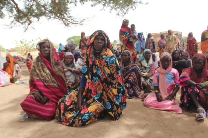 femmes réfugiées arrivant au Tchad après avoir fui le Soudan