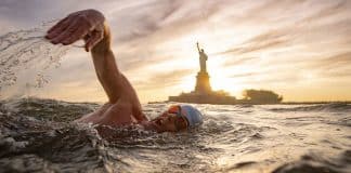 Lewis Pugh Parrain des Oceans nage dans l'Hutson à New York