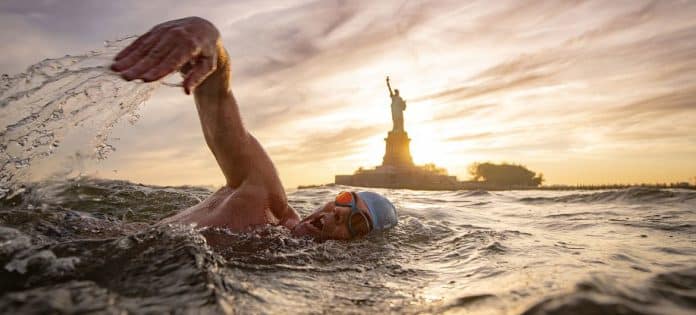 Lewis Pugh Parrain des Oceans nage dans l'Hutson à New York