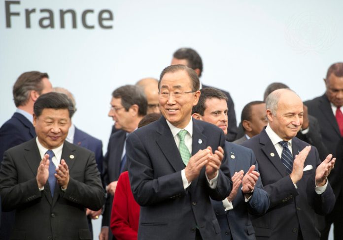 Applaudissements à la signature de l'accord de Paris lors de la COP 21