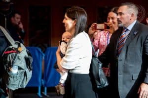 Jacinda Ardern porte son bébé de trois moi à l'Assemblée générale des Nations Unies en 2018
