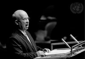 Nikita Khrouchtchev très en colère durant un discours à l'Assemblée générale des Nations Unies