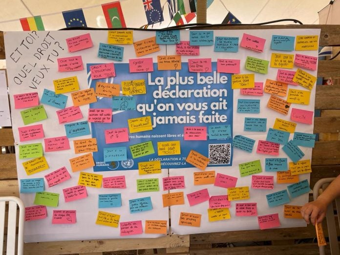Mur de post it avec la réponse des jeunes au Delta Festival à la question : quel droit humain veux tu ?