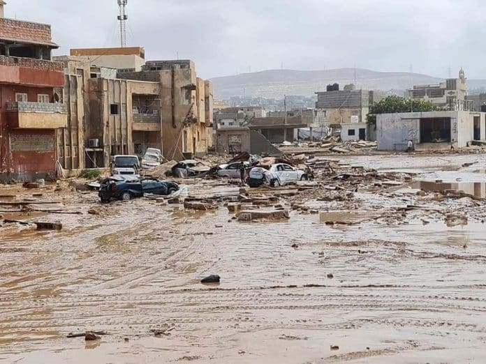 Des inondations catastrophiques brisent les barrages et emportent les bâtiments et les maisons en Libye.