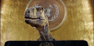 Image fictive d'un dinosaure faisant un discours devant l'Assemblée générale des Nations Unies