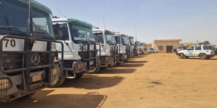 des camions chargés d'aide humanitaire attendent de pourvoir entrer dans Gaza