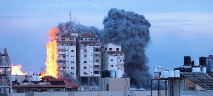 immeuble en flammes à Gaza