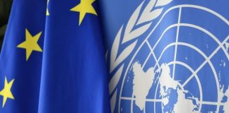 Drapeaux de l'UE et de l'ONU