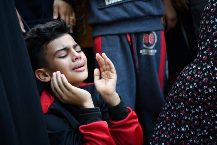 Un enfant pleure la perte d'un membre de sa famille à l'hôpital médical Al Nasser de Khan Younis, dans le sud de la bande de Gaza.