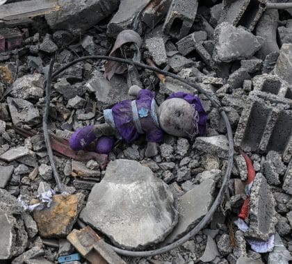 Vue d'un jouet entre les décombres d'un immeuble détruit après les frappes israéliennes à Gaza
